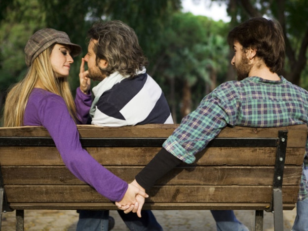 orang ketiga dalam bercinta