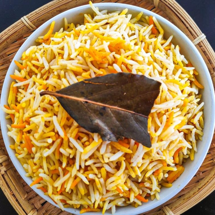 Sepinggan nasi briyani beras panjang yang harum dan dimasak sempurna, sebahagian daripada pakej katering Selangor, Kuala Lumpur, Semenyih, Putrajaya, dan Bandar Enstek untuk majlis perkahwinan dan keraian