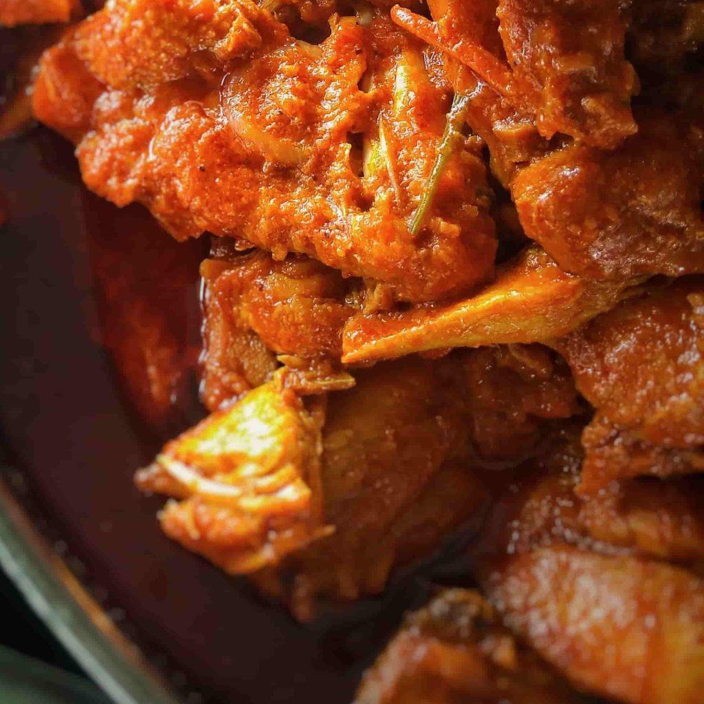 Ayam masala beraroma dan pedas, dihidangkan dalam tray buffet sebagai sebahagian daripada pakej katering Selangor, Kuala Lumpur, Semenyih, Putrajaya & Bandar Enstek untuk pakej kahwin dan majlis keraian