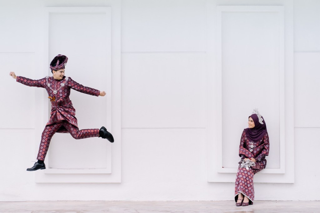 sesi fotografi bersama pengantin lelaki dan perempuan