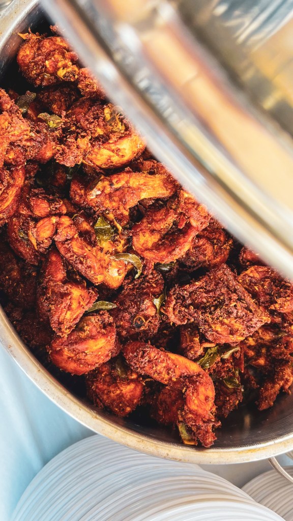 Ayam goreng berempah rangup dan berperisa, hidangan dalam pakej katering Kuala Lumpur & Selangor